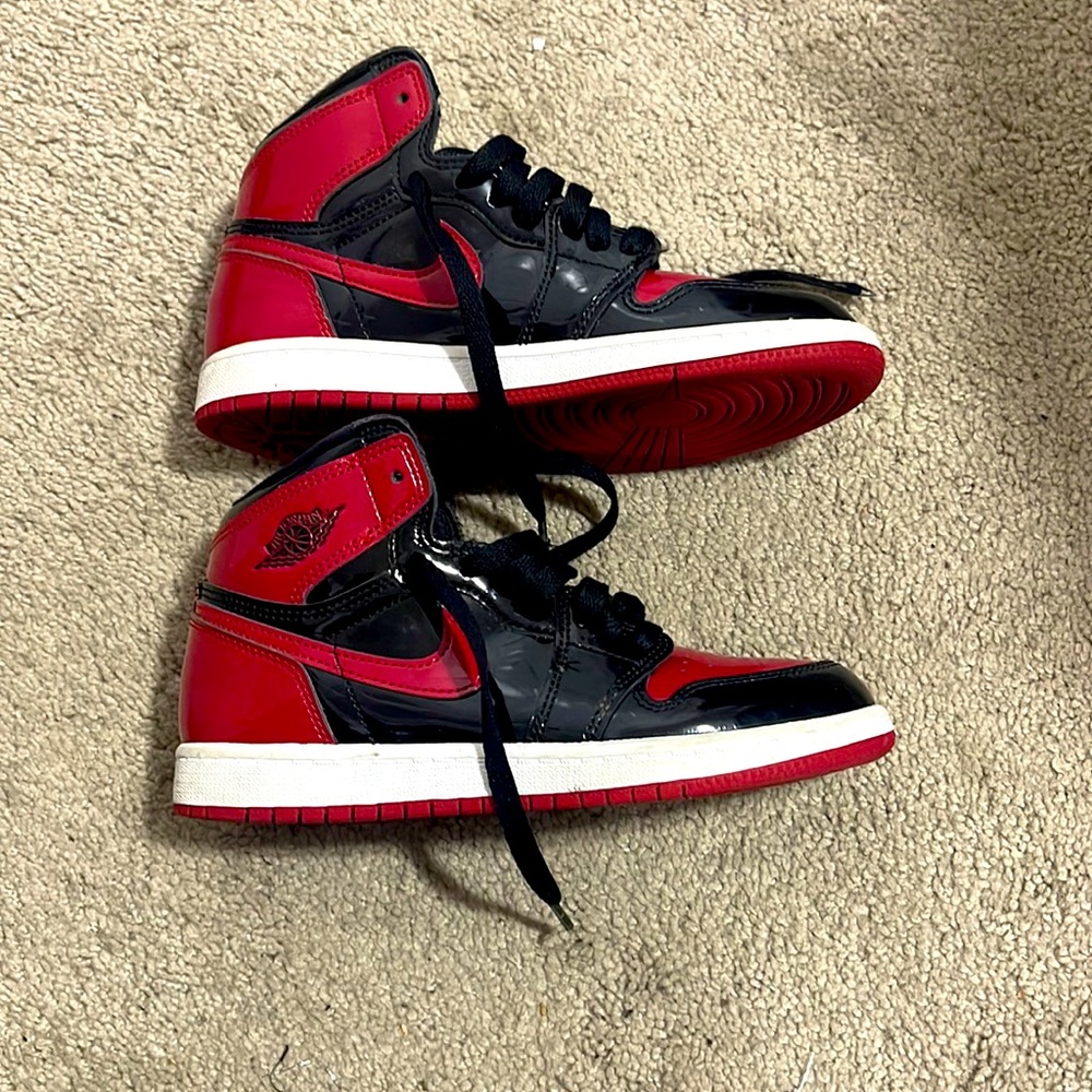 A pair of jordan 1 retro high OG